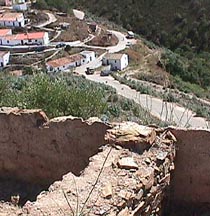 Aljezur 14thC house wall.JPG (27261 bytes)