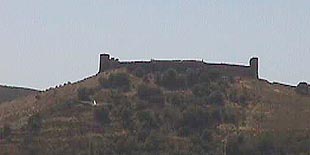 Aljezur walled town.JPG (9277 bytes)